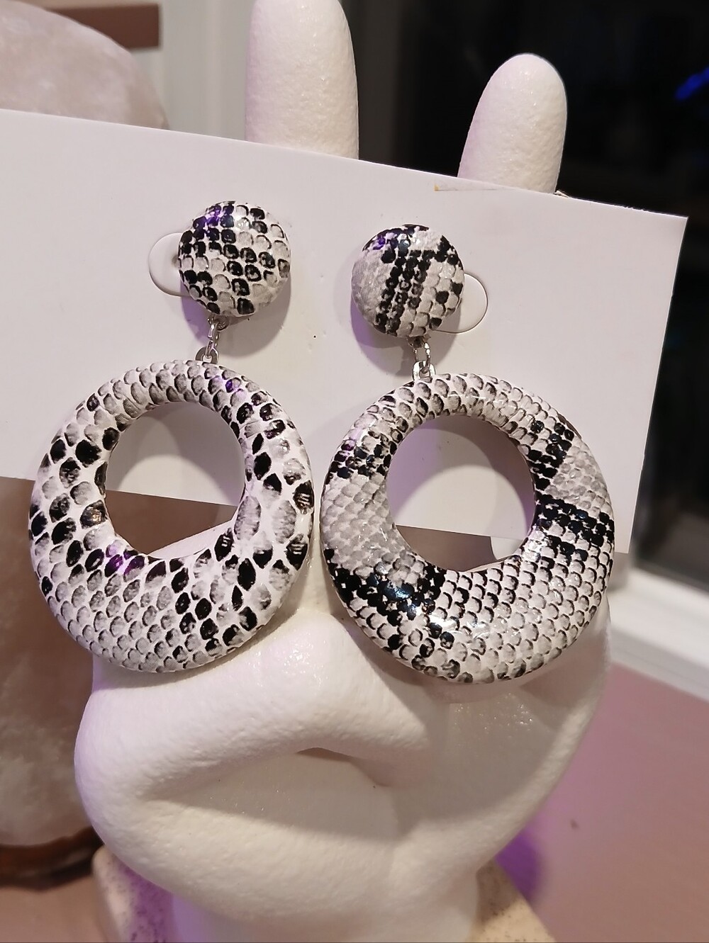 Chico's Snake Print 🐍White & Black Hoop Drop Earrings LIGHTWEIGHT NWT ON CARD